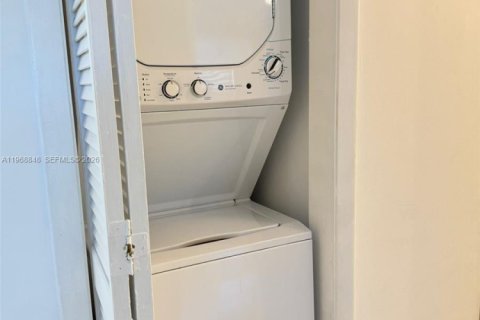 Condo in Tamarac, Florida, 2 bedrooms  № 2030521 - photo 16