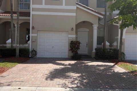 Adosado en Miami, Florida 4 dormitorios, 166.57 m2 № 2055513