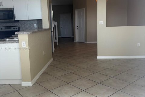 Adosado en alquiler en Miami, Florida, 4 dormitorios, 166.57 m2 № 2055513 - foto 9