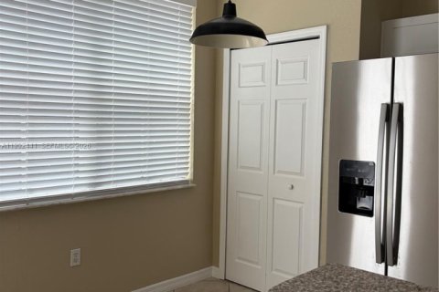 Adosado en alquiler en Miami, Florida, 4 dormitorios, 166.57 m2 № 2055513 - foto 7