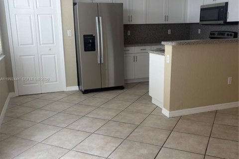 Adosado en alquiler en Miami, Florida, 4 dormitorios, 166.57 m2 № 2055513 - foto 3