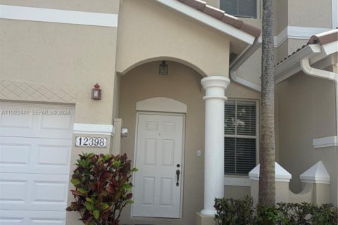 Adosado en alquiler en Miami, Florida, 4 dormitorios, 166.57 m2 № 2055513 - foto 2