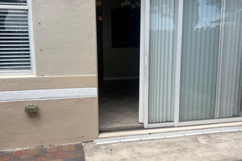 Adosado en alquiler en Miami, Florida, 4 dormitorios, 166.57 m2 № 2055513 - foto 17