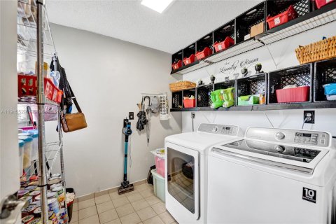 Touwnhouse à vendre à Hollywood, Floride: 4 chambres, 155.15 m2 № 2085671 - photo 9