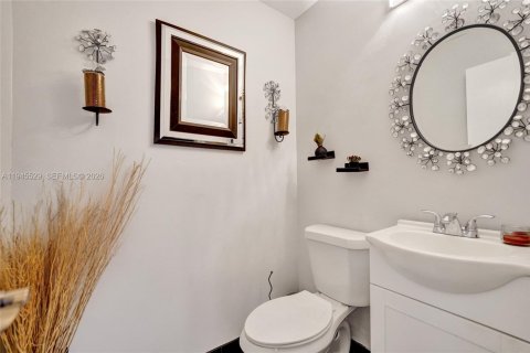Touwnhouse à vendre à Hollywood, Floride: 4 chambres, 155.15 m2 № 2085671 - photo 6