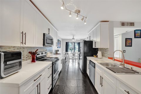 Touwnhouse à vendre à Hollywood, Floride: 4 chambres, 155.15 m2 № 2085671 - photo 19