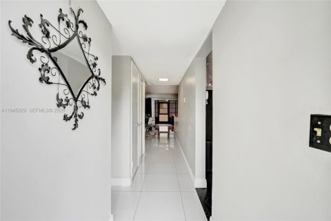 Touwnhouse à vendre à Hollywood, Floride: 4 chambres, 155.15 m2 № 2085671 - photo 4