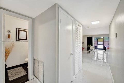 Touwnhouse à vendre à Hollywood, Floride: 4 chambres, 155.15 m2 № 2085671 - photo 5
