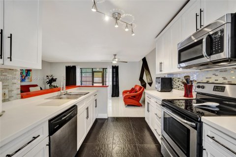 Touwnhouse à vendre à Hollywood, Floride: 4 chambres, 155.15 m2 № 2085671 - photo 16