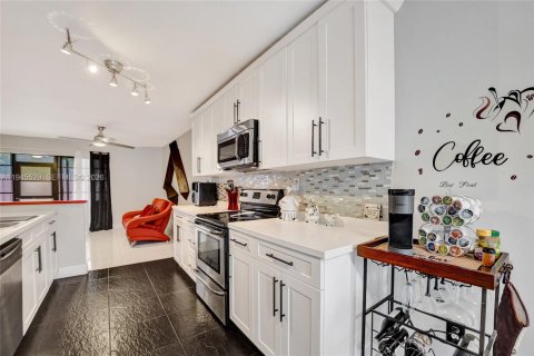 Touwnhouse à vendre à Hollywood, Floride: 4 chambres, 155.15 m2 № 2085671 - photo 15