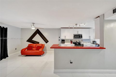 Touwnhouse à vendre à Hollywood, Floride: 4 chambres, 155.15 m2 № 2085671 - photo 25
