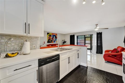 Touwnhouse à vendre à Hollywood, Floride: 4 chambres, 155.15 m2 № 2085671 - photo 17