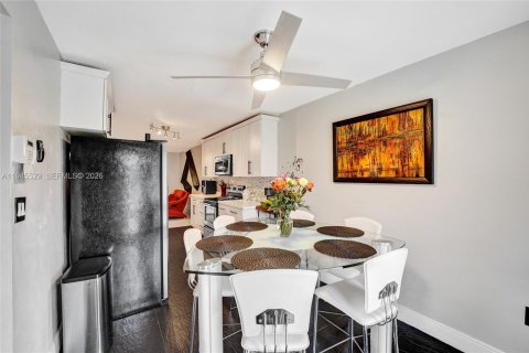 Touwnhouse à vendre à Hollywood, Floride: 4 chambres, 155.15 m2 № 2085671 - photo 12