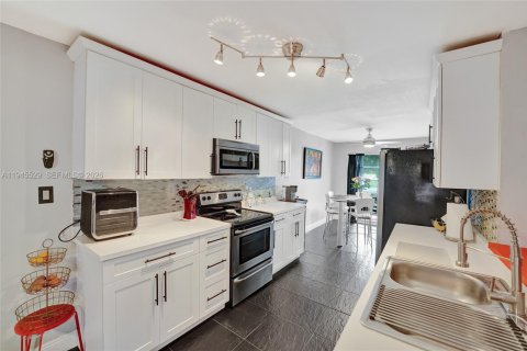 Touwnhouse à vendre à Hollywood, Floride: 4 chambres, 155.15 m2 № 2085671 - photo 2