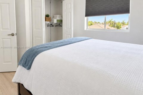 Touwnhouse à louer à Miami, Floride: 3 chambres, 155.89 m2 № 2385015 - photo 2