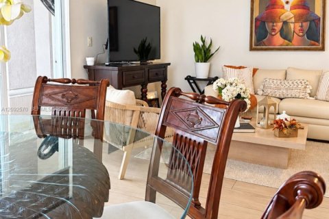 Touwnhouse à louer à Miami, Floride: 3 chambres, 155.89 m2 № 2385015 - photo 16