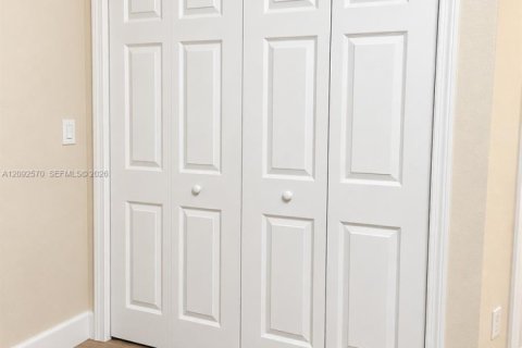 Touwnhouse à louer à Miami, Floride: 3 chambres, 155.89 m2 № 2385015 - photo 7