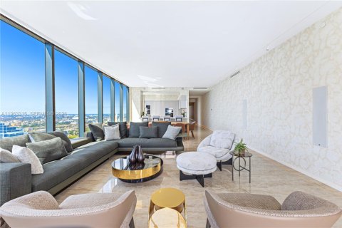 Condo in Miami, Florida, 4 bedrooms  № 2025533 - photo 11