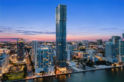 Condo in Miami, Florida, 4 bedrooms  № 2025533