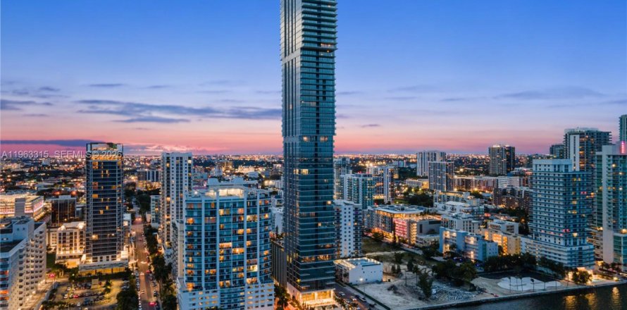 Condo in Miami, Florida, 4 bedrooms  № 2025533