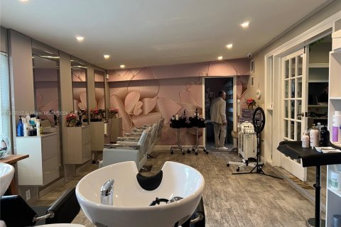 Commercial property in North Miami Beach, Florida № 1962568 - photo 5