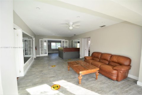 Commercial property in North Miami Beach, Florida № 1962568 - photo 8