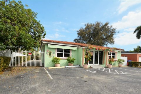 Commercial property in North Miami Beach, Florida № 1962568 - photo 1