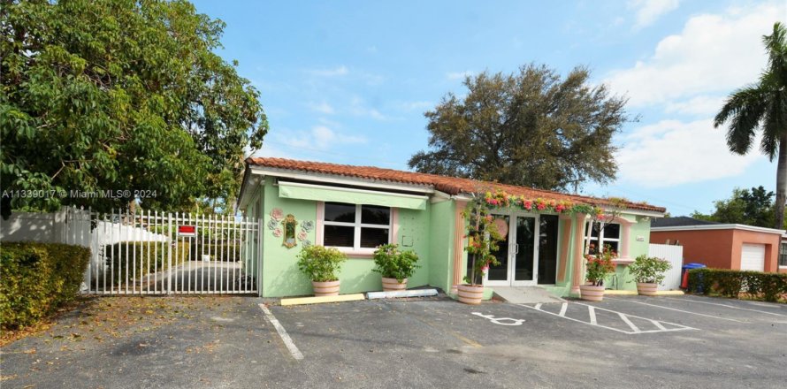 Commercial property in North Miami Beach, Florida № 1962568