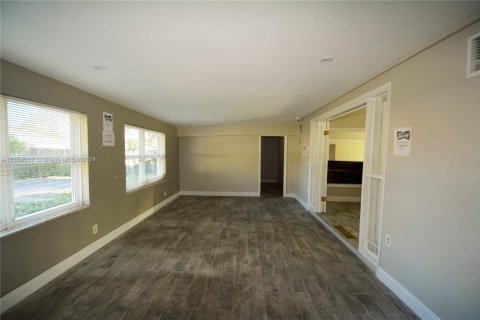 Commercial property in North Miami Beach, Florida № 1962568 - photo 10