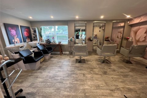 Commercial property in North Miami Beach, Florida № 1962568 - photo 3