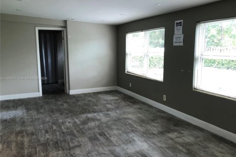 Commercial property in North Miami Beach, Florida № 1962568 - photo 9