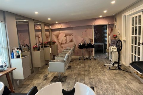 Commercial property in North Miami Beach, Florida № 1962568 - photo 6