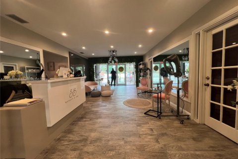 Commercial property in North Miami Beach, Florida № 1962568 - photo 2