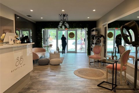 Commercial property in North Miami Beach, Florida № 1962568 - photo 16