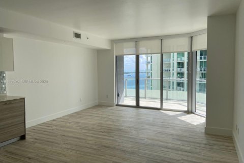 Снять в аренду кондоминиум в Майами, Флорида 2 спальни, 92.62м2, № 1976483 - фото 2