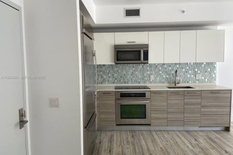 Снять в аренду кондоминиум в Майами, Флорида 2 спальни, 92.62м2, № 1976483 - фото 3