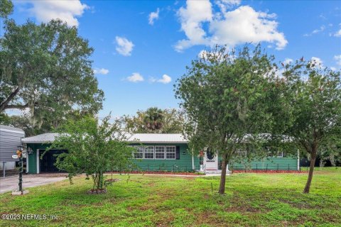 House in Crescent City, Florida 4 bedrooms, 169.64 sq.m. № 867954 - photo 1
