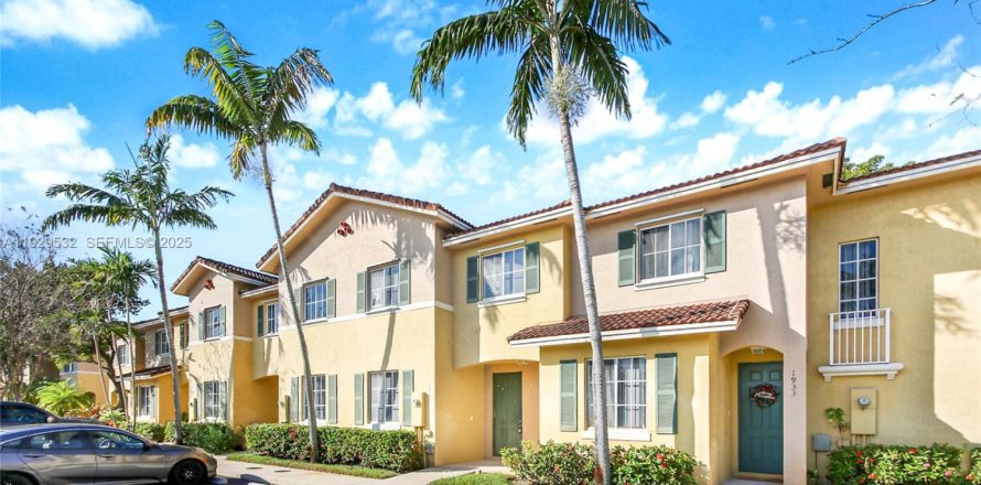 Townhouse in North Lauderdale, Florida 3 bedrooms, 152.36 sq.m. № 1989374