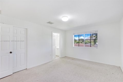 Townhouse in North Lauderdale, Florida 3 bedrooms, 152.36 sq.m. № 1989374 - photo 13