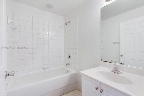 Townhouse in North Lauderdale, Florida 3 bedrooms, 152.36 sq.m. № 1989374 - photo 12