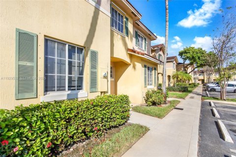 Townhouse in North Lauderdale, Florida 3 bedrooms, 152.36 sq.m. № 1989374 - photo 17