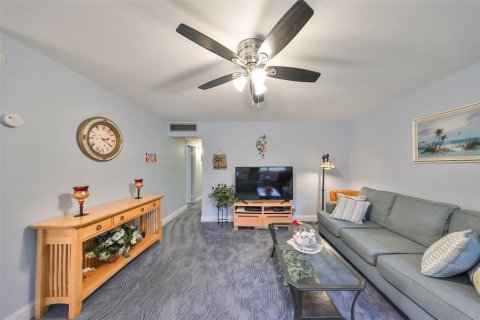 Condo in Sun City Center, Florida, 2 bedrooms  № 1508449 - photo 4