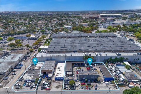 Commercial property in Miami, Florida № 2066224