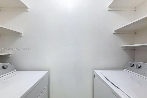 Touwnhouse à vendre à Miami, Floride: 3 chambres, 118.54 m2 № 1997478 - photo 14