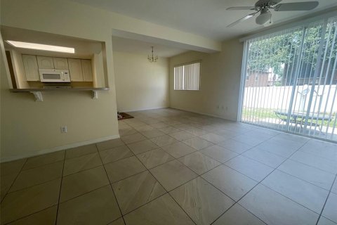 Townhouse in Davenport, Florida 3 bedrooms, 139.35 sq.m. № 1903427 - photo 4