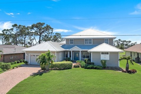 House in Cape Coral, Florida 3 bedrooms, 281.77 sq.m. № 1782355 - photo 4