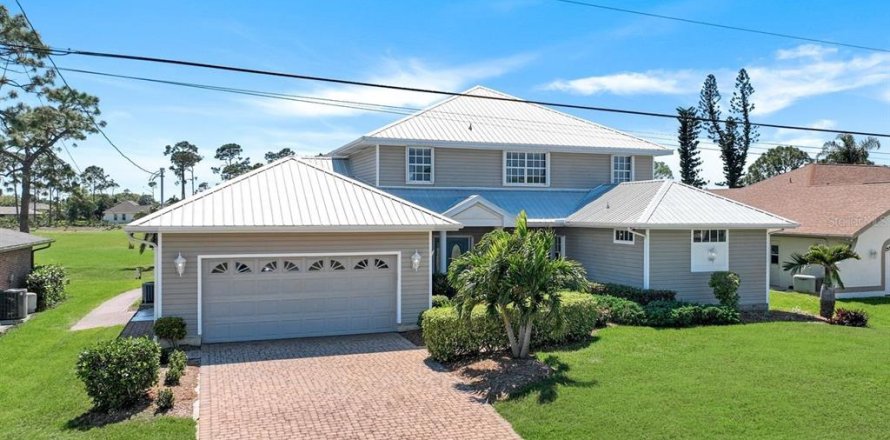 House in Cape Coral, Florida 3 bedrooms, 281.77 sq.m. № 1782355