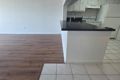 Copropriété à louer à Miami, Floride: 2 chambres, 109.16 m2 № 2051539 - photo 5