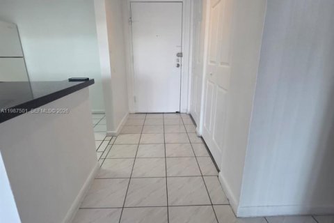 Copropriété à louer à Miami, Floride: 2 chambres, 109.16 m2 № 2051539 - photo 3