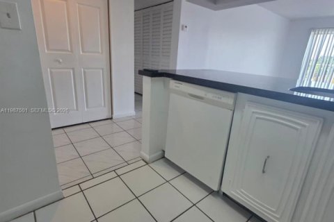 Copropriété à louer à Miami, Floride: 2 chambres, 109.16 m2 № 2051539 - photo 7